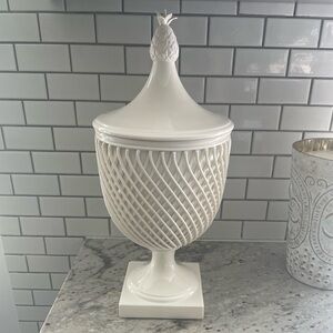 Mottahedeh Reproductions White Accent Vases cream Textured Designs lid Urn 17”